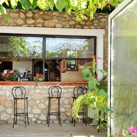 Logan's 2* Nydri (Lefkada)