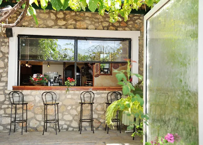 Logan's 2* Nydri (Lefkada)